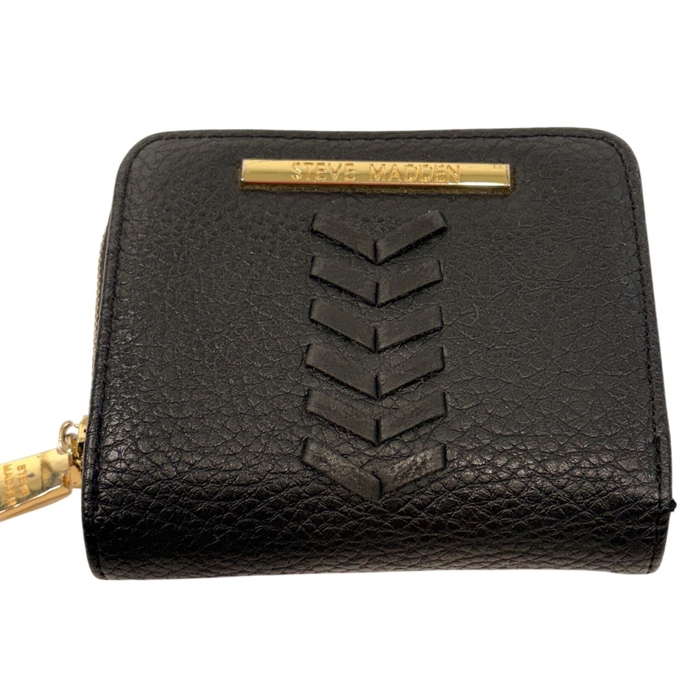 Steve Madden Womens Black Pebbled Faux Leather Zip Bifold Wallet Gold Logo Bar